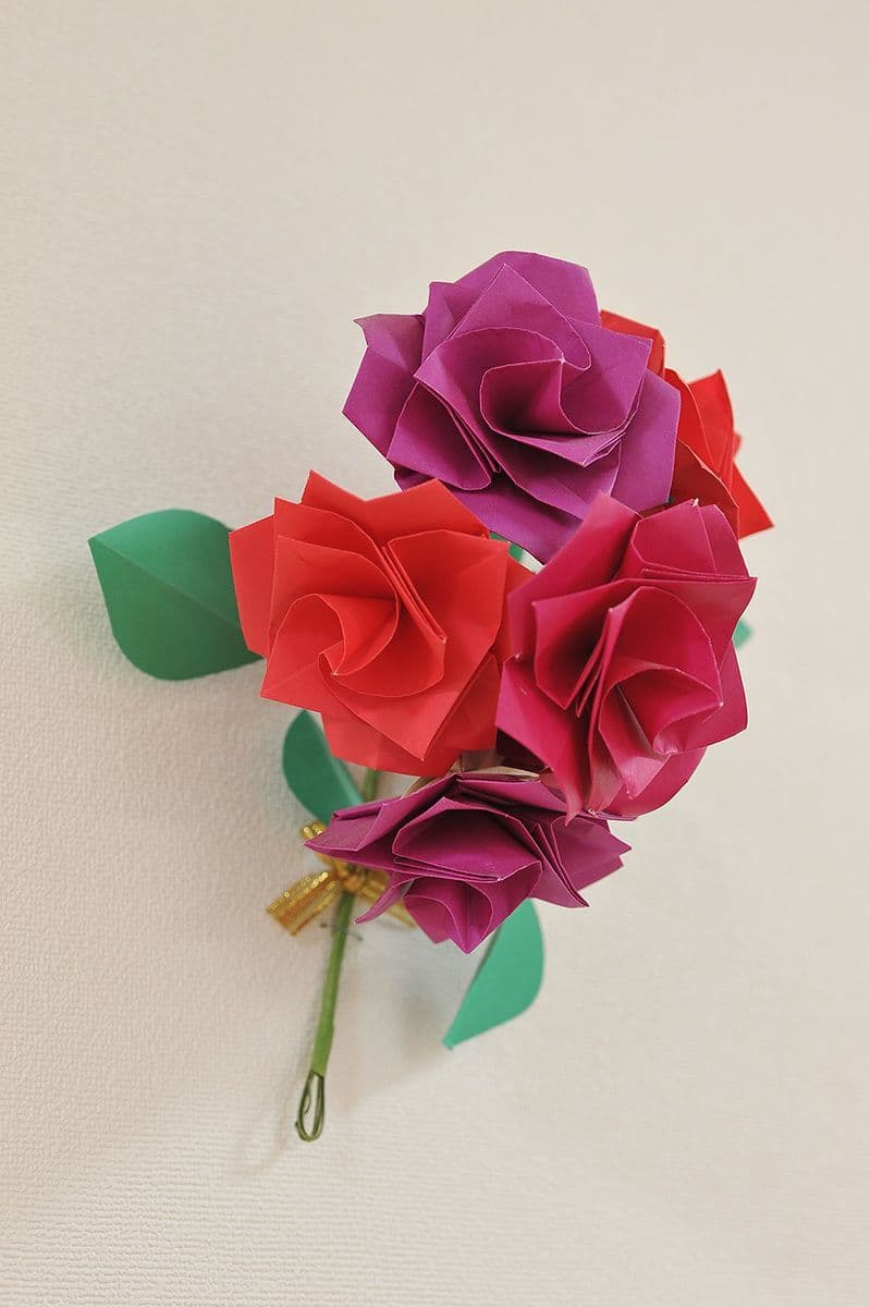 壁にかかった折り紙で作った花